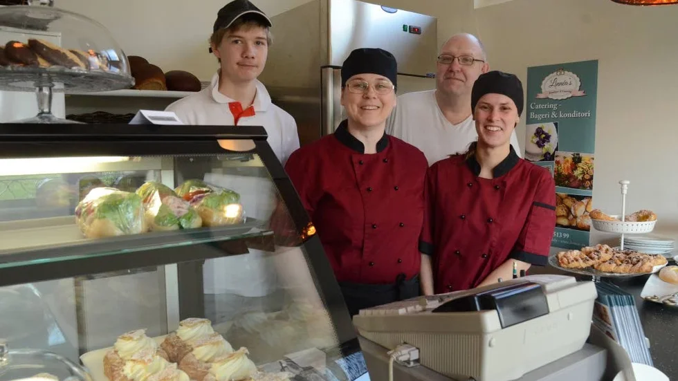 Med personal. Linnéa Bjernersjö, i mitten, omgiven av Joel Wirsén, praktikant, Krister Pettersson, bagare, samt Jessica Johansson, kock och kallskänka.