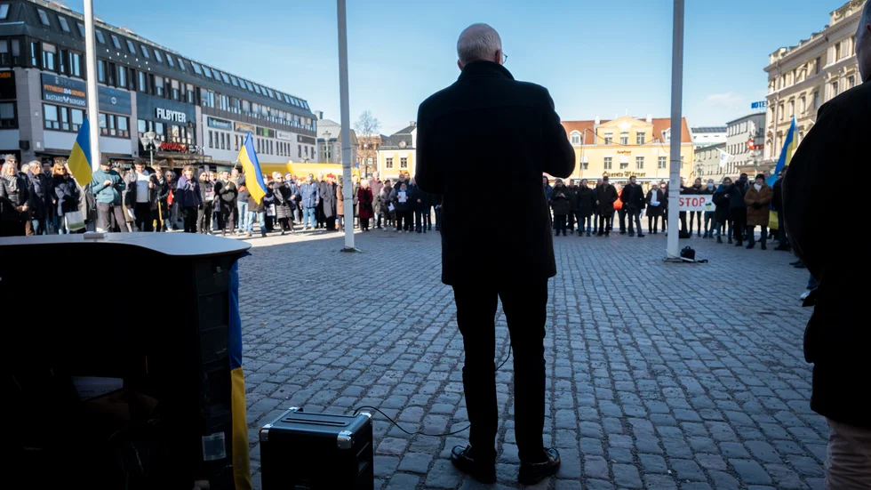 Biskop Martin Modéus talade under manifestationen på Stora torget under måndagen.