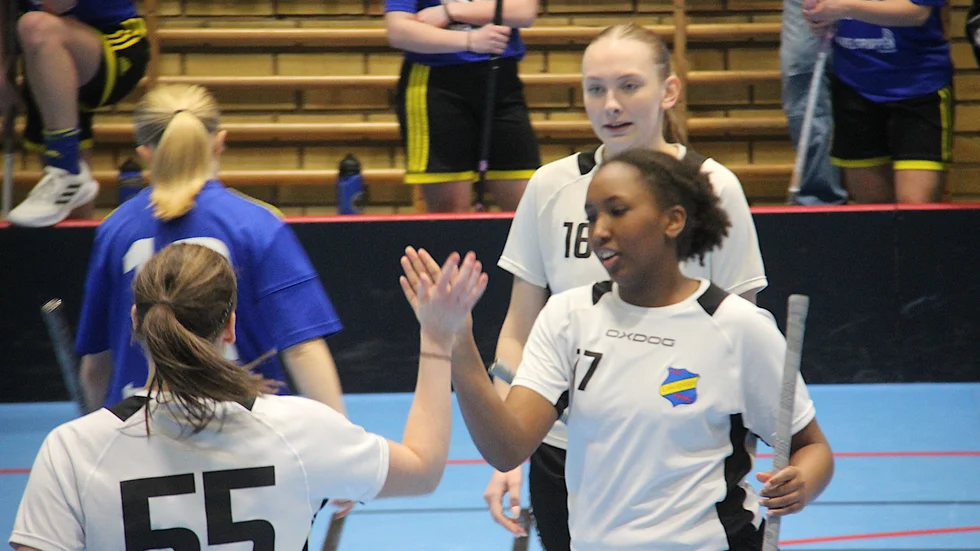 Hanna Adbirahman spelar F16-SM för Uppland i helgen. Här jublar hon för ett mål i division 2-laget tillsammans med Elin Dahlberg och Michelle Svensson.