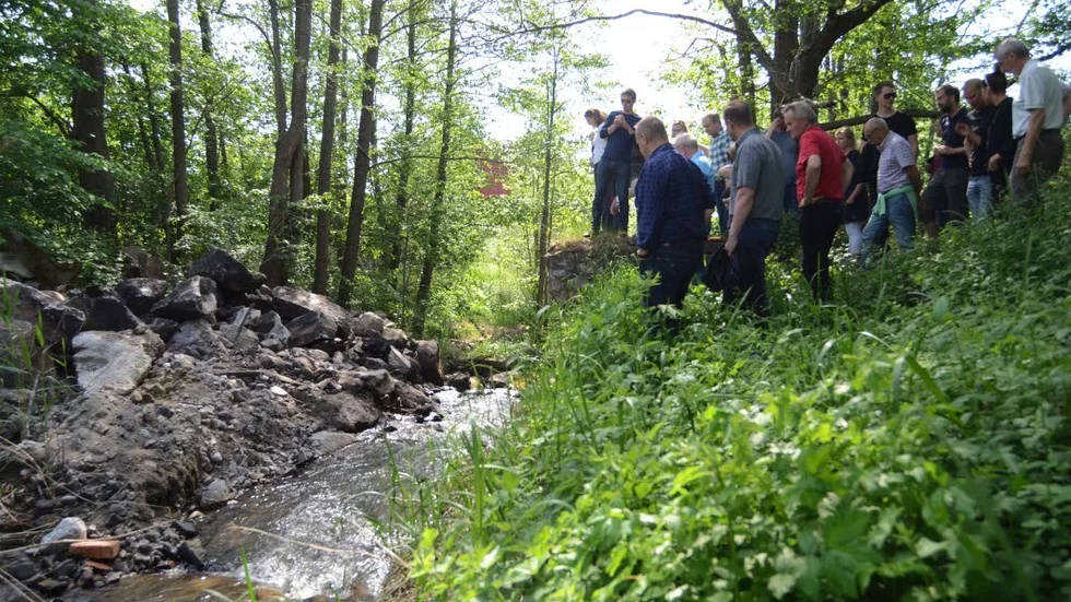Gammal kvarn. Gruppen tittade närmare på vandringshindret vid den före detta Skramstad kvarn.