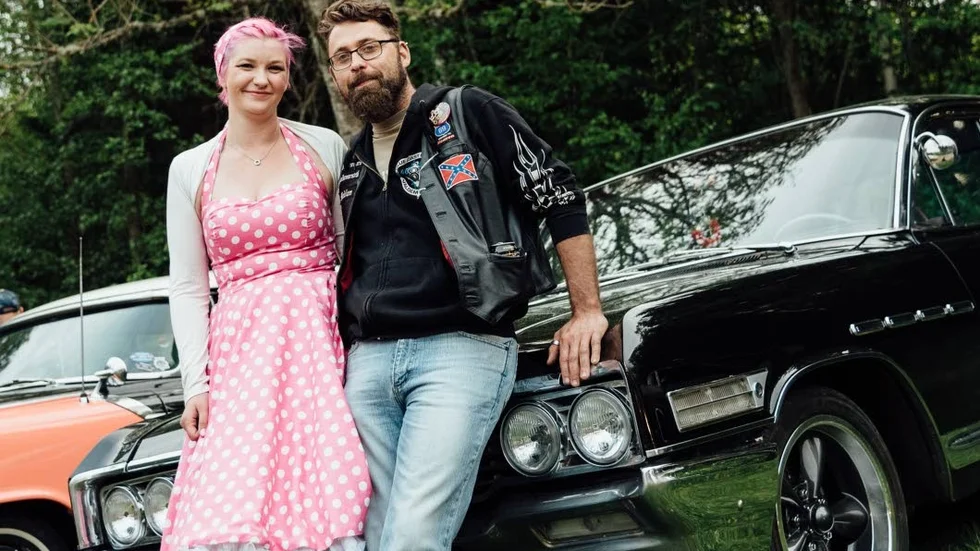 Polka dots. Sofie Josefsson, Valdemarsvik och Jimmy Karlsson, Skeppsgården, tycker det är jättekul med rockabillyfest och dans. Bilen är en Buick Electra från 1964