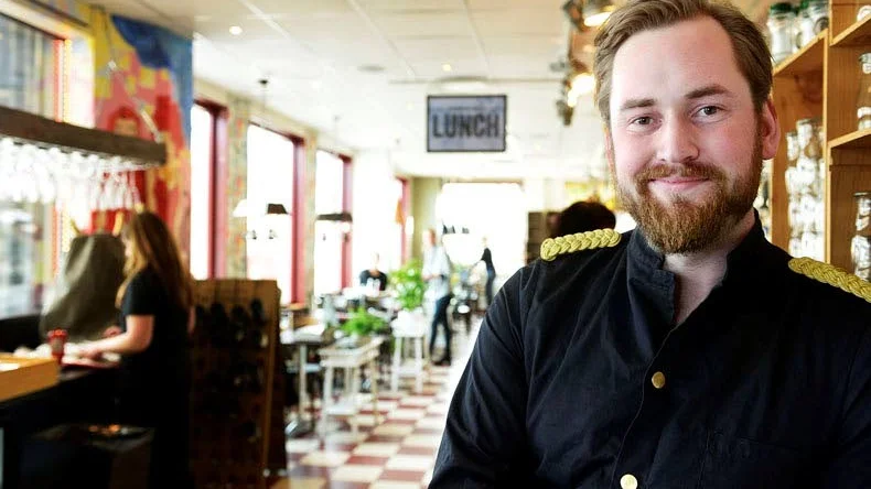 Ny i stan. Joakim Jungewall arbetade tidigare med marknadsföring på Max. Han är en av flera nyanställda på Guldkant i Västervik.