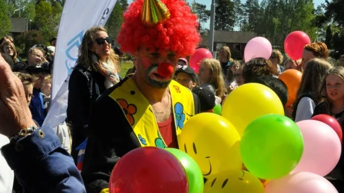 Ballongutdelning av clownen Beppo.
