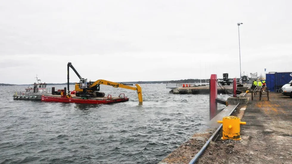 Undervattensarbete. Just nu jämnas botten utanför kajen vid Västerviks hamn ut. Senare ska man lägga dit bottenplattor.