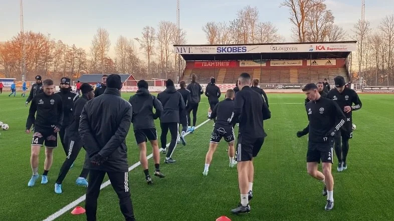 Motala AIF i träning, med tre veckor kvar till premiär i norrettan. På lördag är det tv-sänt träningsmöte med Nyköping hemma på Idrottsparken. Båda lagen vill ha revansch för i fjol.