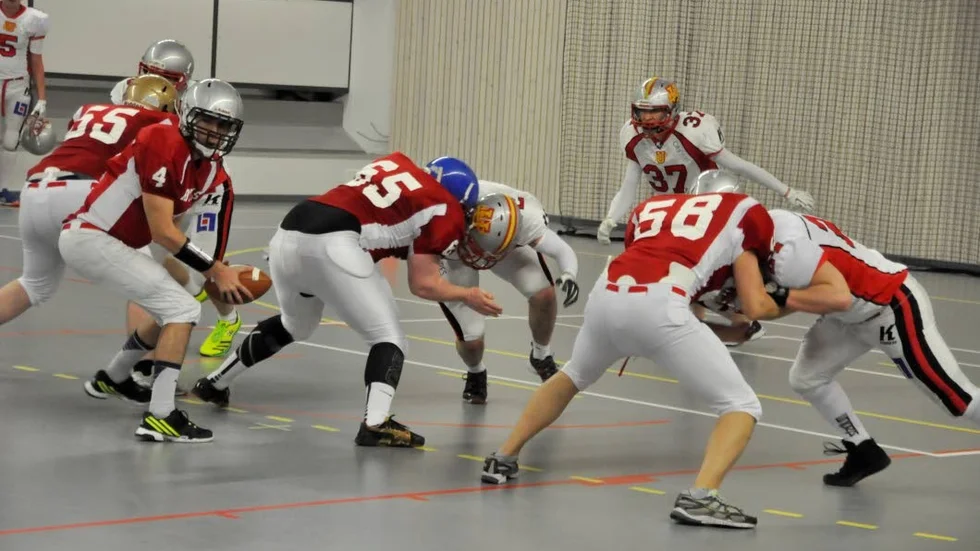 KTH Giants i röda tröjor lyckades ta hem semifinalen med knappast möjliga marginal mot Uppsala universitets Snakeheads.