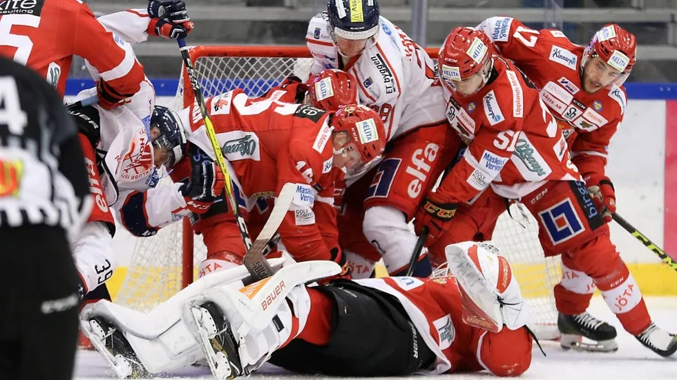 Ais på rygg. Målvakten Jonas Johansson ligger på rygg och tre av  utespelarna försöker hjälpa honom, men Mora var vassare och vann matchen med 5–1.