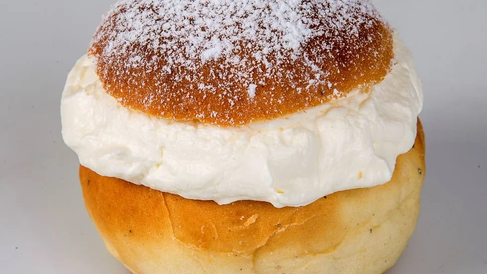 Semla. Hetvägg, fastlagsbulle, fettisdagsbulle, fastlagssemla. Kärt barn har många namn och semlan har också funnits i ett otal varianter. Det dröjde minst 700 år innan den blev så standardiserad som