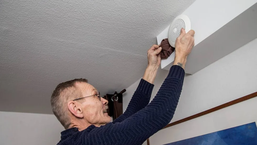 Täpper för. Genom ventilationen blåsser det in kalluft i Sigvard Wendins lägenhet. Vid en mätning visade det att temperaturen på luften var nio grader.