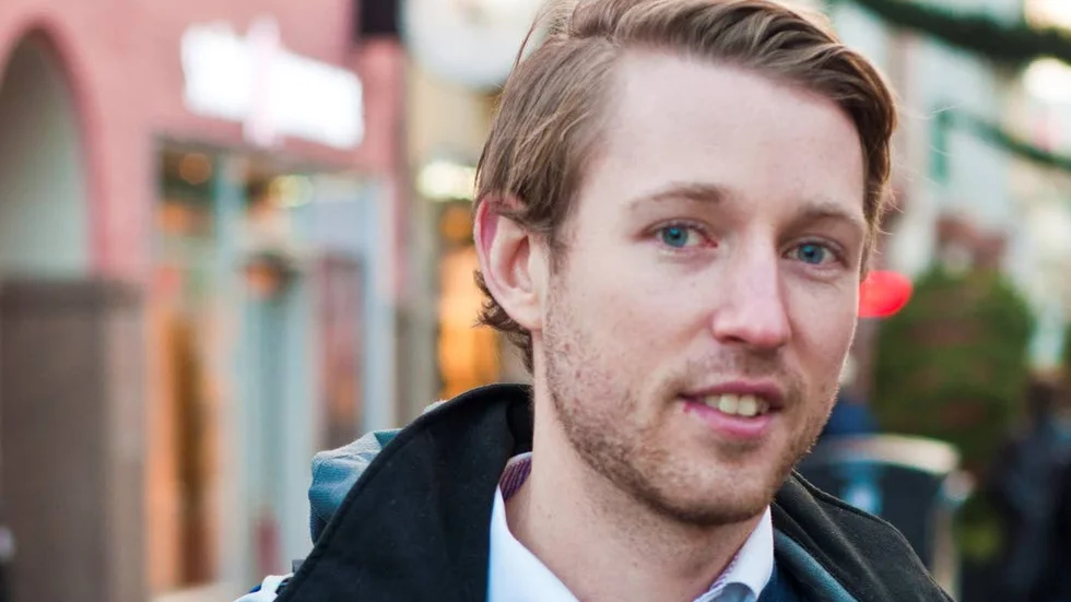 Victor Åkerlund, 29 år, jobbar som projektledare och bor i Sommarro. 
Enligt Victor Åkerlund snarkar han inte alls. Men det är en åsikt som inte delas av alla. 
— Min fru tycker det, hon säger att hon kan vakna av det på natten. Jag har väl inte gjort något åt det egentligen, hon brukar putta på mig om jag ligger på rygg så jag lägger mig på sidan istället. Det fungerar! Det vill säga åtminstone tills jag hamnar på rygg igen.