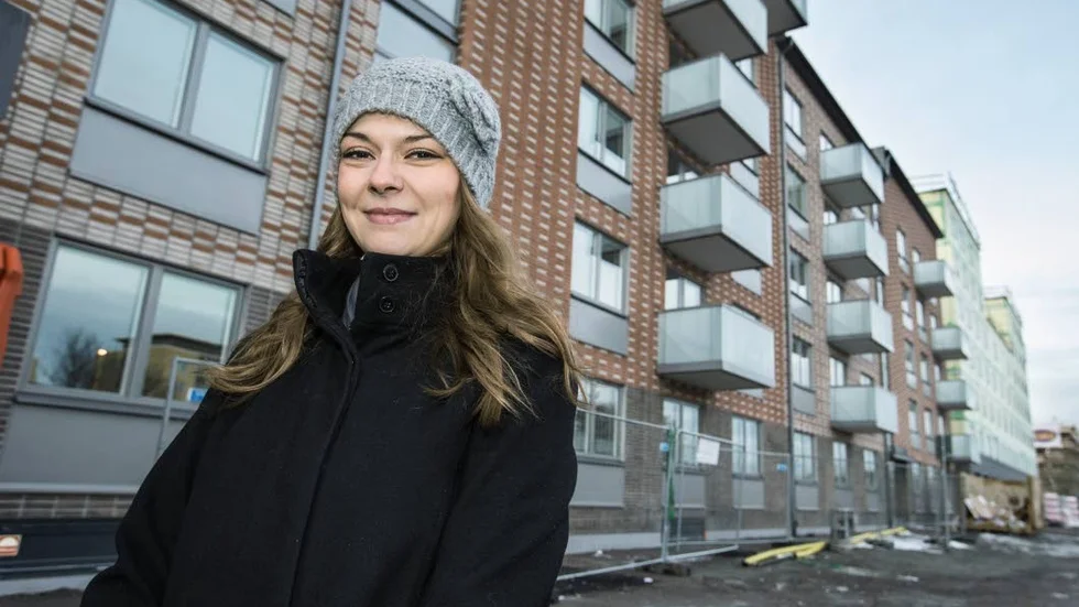 Ett par veckor före jul får Tamara Milicevic och hennes man tillträde till en av lägenheterna i det här huset. Den nybyggda fastigheten ligger på Fyrislundsgatan i Uppsala.
