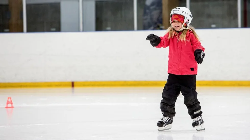 För 5-åriga Maja Björnehall är det livets första skridskotur.