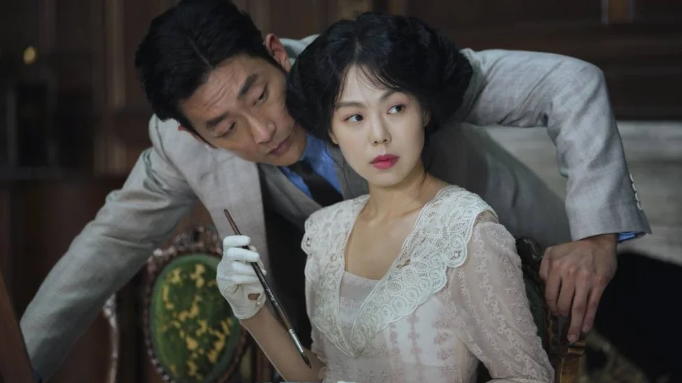 Luring. Min-hee Kim som Lady Hideko gör ett mycket gott jobb liksom Jung-woo Ha som den uppblåste och självgode Fujiwara.