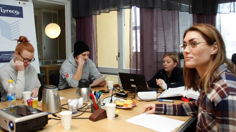 I skolbänken. Carola Hedman (längst bak) lär ut om hot och våld och hur konfliktsituationer kan undvikas. Bredvid henne sitter kollegorna Lina Andersson, David Sköld och närmast Marina Persson.