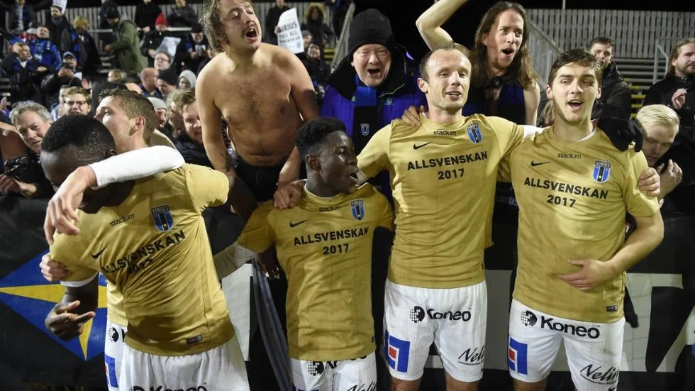 HALMSTAD 2016-10-24
Siriusspelarna jublar med klacken efter seger och avancemang till allsvenskan efter måndagens fotbollsmatch i Superettan mellan Halmstad BK och IK Sirius FKpå Örjans Vall i Halmstad.
Foto Björn Lindgren / TT / kod 9290
