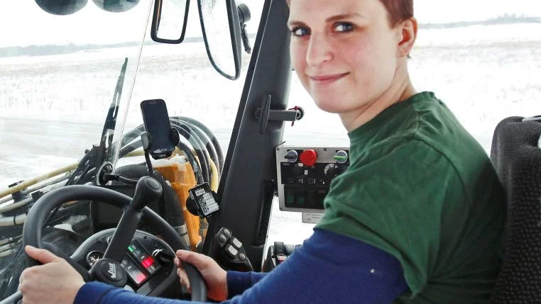 Madeleine Östling tycker om att köra traktor.