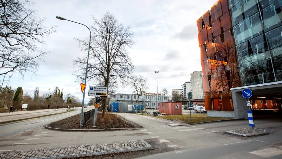 Tomma platser. Det är dyrt för personalen att parkera vid Akademiska sjukhet, trots att det finns många lediga platser, skriver Jenny Alfredsson.