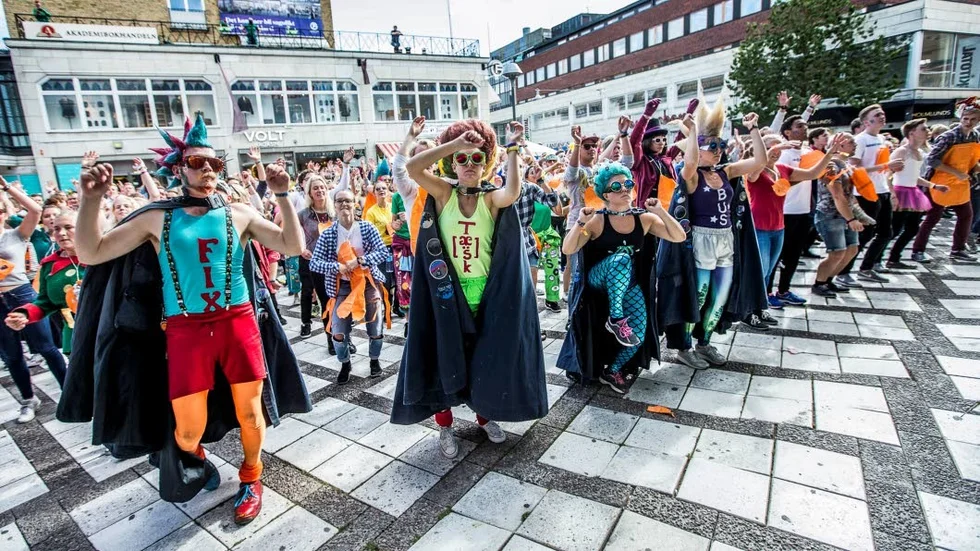 Dags för dans på Forumtorget.