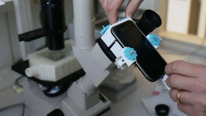 Gör det själv. Det går att bygga ett billigt men avancerat instrument för filming av levande celler med ett gammalt mikroskop, en mobilkamera och ytterligare några delar.