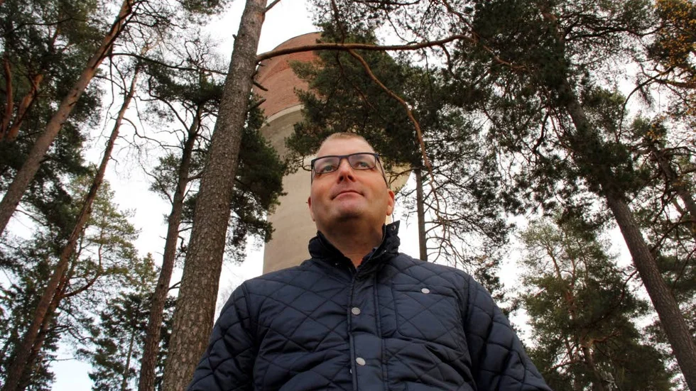 Taxar in mer pengar. Jonas Nyberg (S) framför vattentornet i Tierp. Det är 31 meter högt och byggdes för drygt 60 år sedan. Ett landmärke i Tierps köping.
