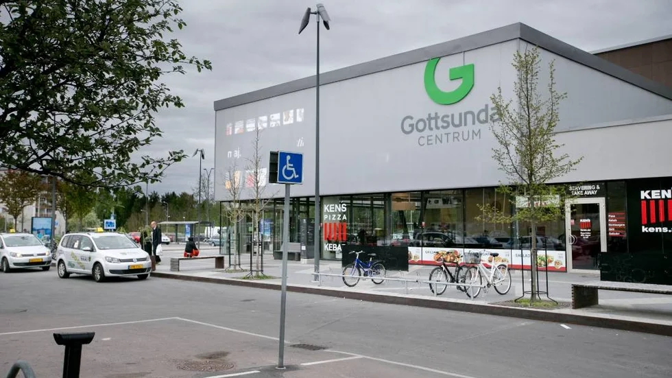 Kommunalråd och tjänstemän är i Gottsunda i dag för att diskutera framtiden för stadsdelen.