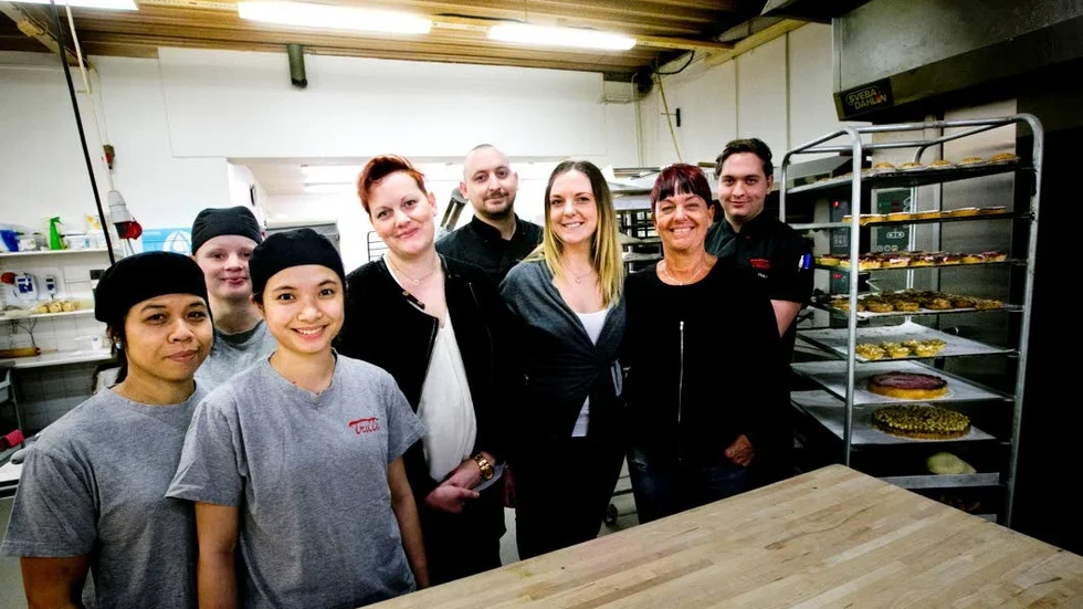 Triller som driver Café Victoria i Botan. Från vänster inne i bageriet: Chonnikan Nilsson, Lina Åberg, Era Mukadi och Emma, Olov, Lovisa, Lotta och Oskar Triller.