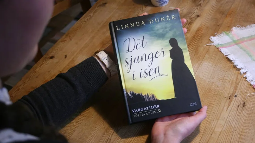 Stolt och nöjd. Linnea Dunér är både stolt och nöjd med sin debutroman, Det sjunger i isen, den första boken i trilogin Vargatider.