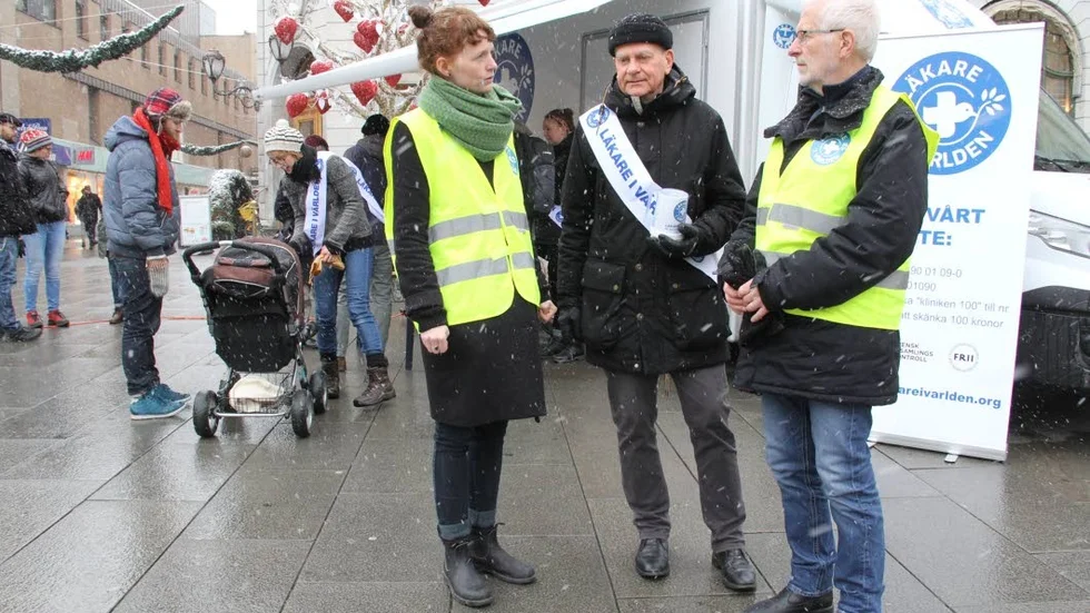 Amanda Stein, verksamhetssamordnare, Andreas Löfström, volontärsjuksköterska, och Ingemar Persson, volontärläkare, informerar om Läkare i världen på Stora torget.