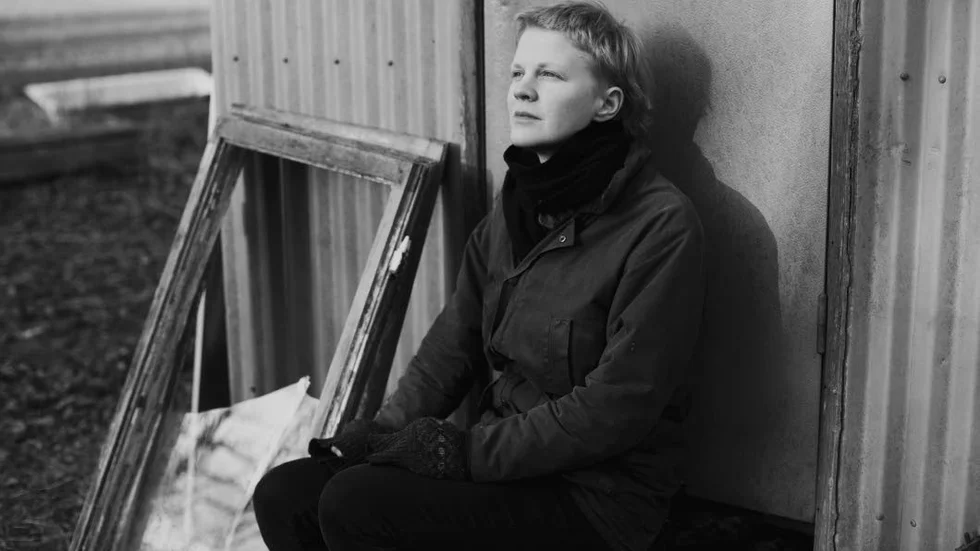 Debutant. Hannah Lutz debutroman utspelas i Småland där hon tillsammans med några danska vänner äger en gammal folkskola som också finns med i hennes debutroman ”Det började egentligen där. Det är något speciellt med en byggnad där man vet att barnen sprungit omkring och lärt sig saker, där det finns så många historier i väggarna.”