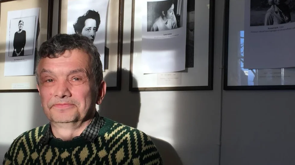 Rysiek Sliwinski säger att bilderna på de kvinnliga filosoferna kommer att få hänga kvar ett tag. – Ingen på institutionen är sur.