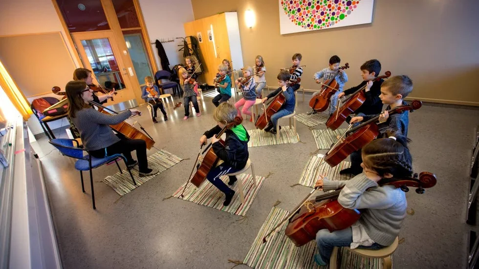 Ettorna repeterar på  fiol och cello .