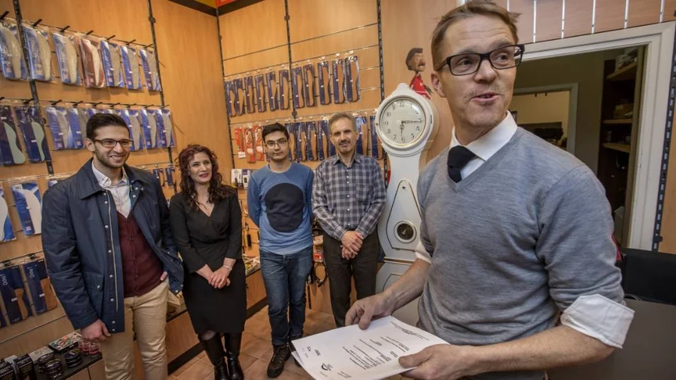 Från vänster: Hesam, Shahla, Sina och Mehdi Ahmadi, advokat Henrik Stolare.