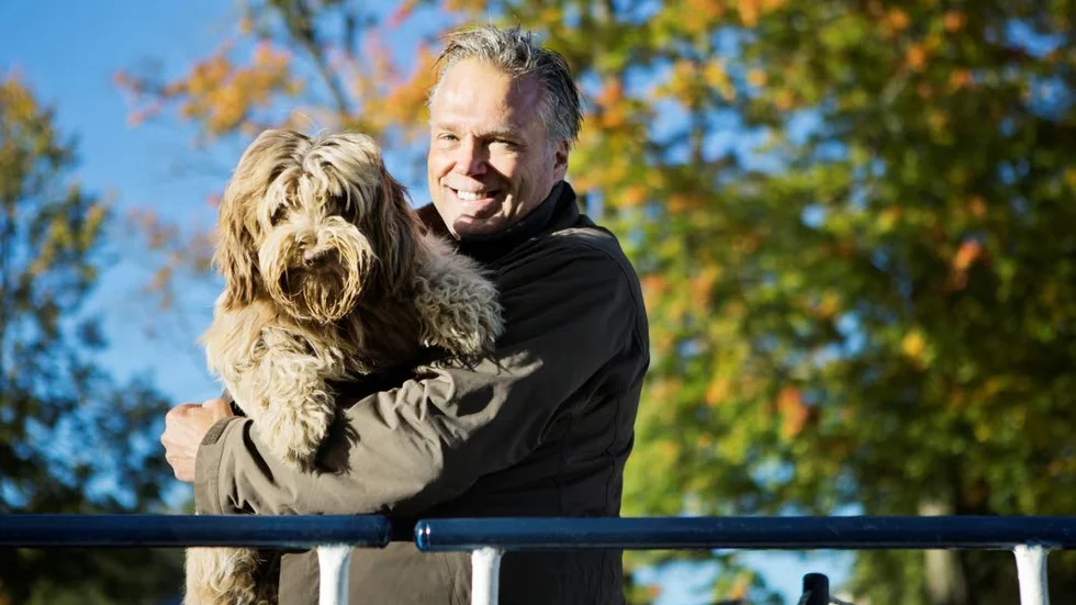 Uppsalabon Johan Berg lämnar mediabranschen och satsar nu helhjärtat på ett flytande vandrarhem. Här är han fotograferad med hunden Dottie som också kommer att vara med på ett hörn när verksamheten öppnar.