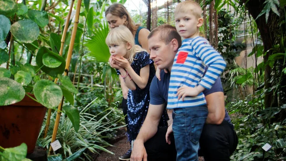 Familjeutflykt. Linnea Berglund och Björn Bolund besökte den tropiska trädgården med barnen Agnes, Viktor och Gustav (ej med på bild).