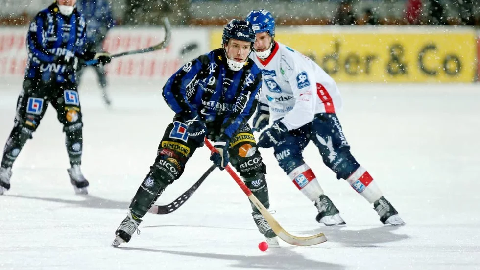 Jakob Jenefeldt tar sig förbi en Edsbyspelare.