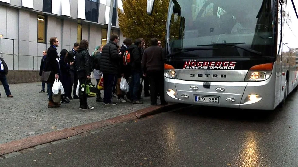 Två supporterbussar avgick från en busshållplats vid UKK på måndagsförmiddagen.