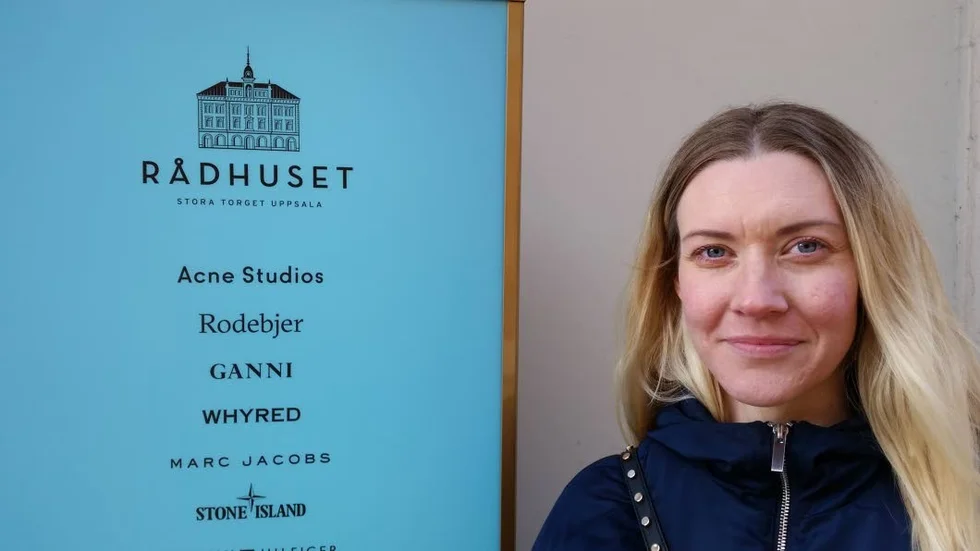 Sandra Lövqvist kan inte handla för sitt presentkort på 5 500 kronor från Rådhuset. "Jag inväntade att vårkläderna skulle komma in vilket Rådhuset gjorde reklam för bara några dagar innan konkursen. Det här känns jättetråkigt för mig", säger hon.