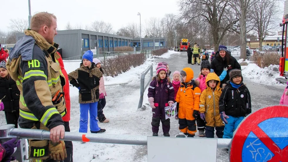 På Fasanens förskola i Årsta har barnen startat en klubb, Väktarklubben som värnar djur och natur. På onsdagen fick de besök av brandkåren, efter att ha upptäckt en trasig vägbom vid skolan.