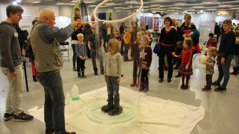 På SciFest var det många barn som ville prova att bli omsluten av en såpbubbla. Protypen är framtagen av Göran Rämme, universitetslektor i fysikalisk kemi.