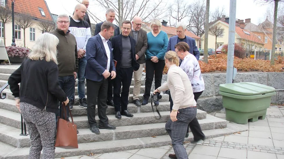 De lokala moderaterna grupperades av fotografen i  Ulf Kristerssons följe på Rådhustrappan, "Spanska trappan" i folkmun.
