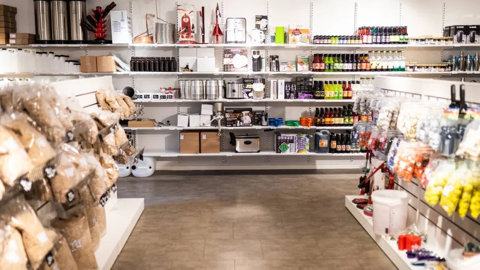 På butikshyllorna trängs en mängd olika råvaror för hemmabryggning av öl. Men butiken satsar även stort på tillbehör för att göra mat från grunden.