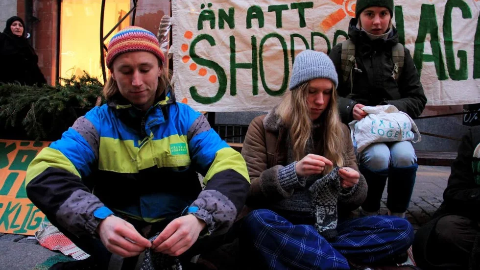 Det var ett tiotal personer från Uppsala fältbiologer som satt på Svartbäcksgatan på fredagen.