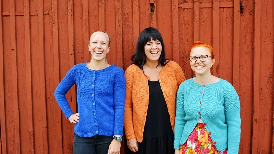 Trion Lina Ottemark, Josefine Hedlund och Madelene Linderstam som ligger bakom podden Stickkontakt kommer att komma till Tierp i vår och prata om stickning och garn.