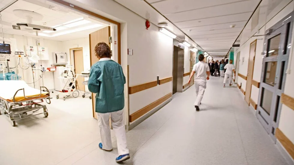 Den nytillträdda politiska majoriteten i Region Uppsala kräver översyn av arbetstiderna för vårdpersonalen vid Akademiska sjukhuset och Enköpings lasarett.