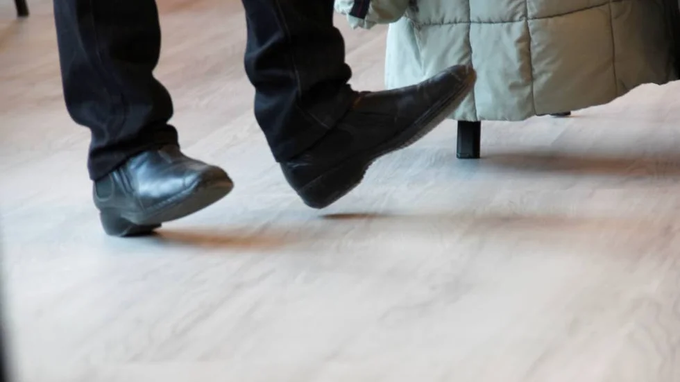 Gå runt stolen låter enkelt, men att först gå ett varv lååångsamt, sedan på tå, och sen på hälarna kan vara värre.