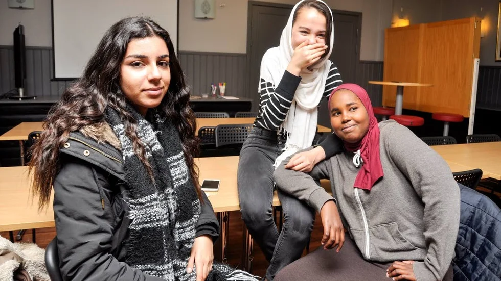 Tillfällig lokal. Hasti Abasipour, Maryam Hosseini och Naima Said på den nyöppnade ungdomsgården i Gimo i Idrottsgården Ladan.