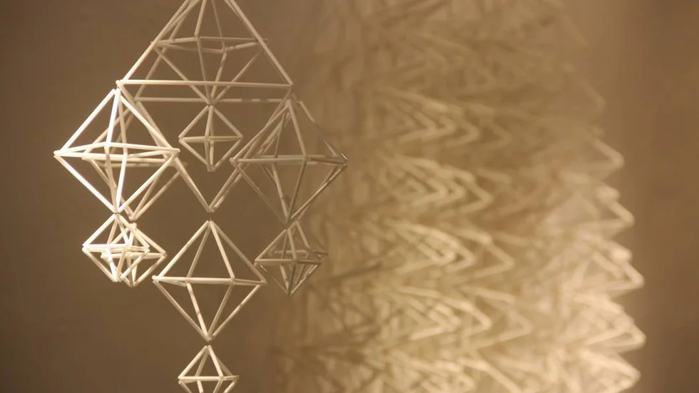 Den finska slöjdtraditionen himmeli handlar om att skapa geometriska figurer. Nu finns det möjlighet att lära sig slöjdtekniken under Tierp kommuns finska kultursatsning.