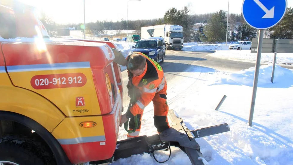 Jimmy Pettersson från Assistancekåren i Uppsala på arbete strax utanför Knivsta.