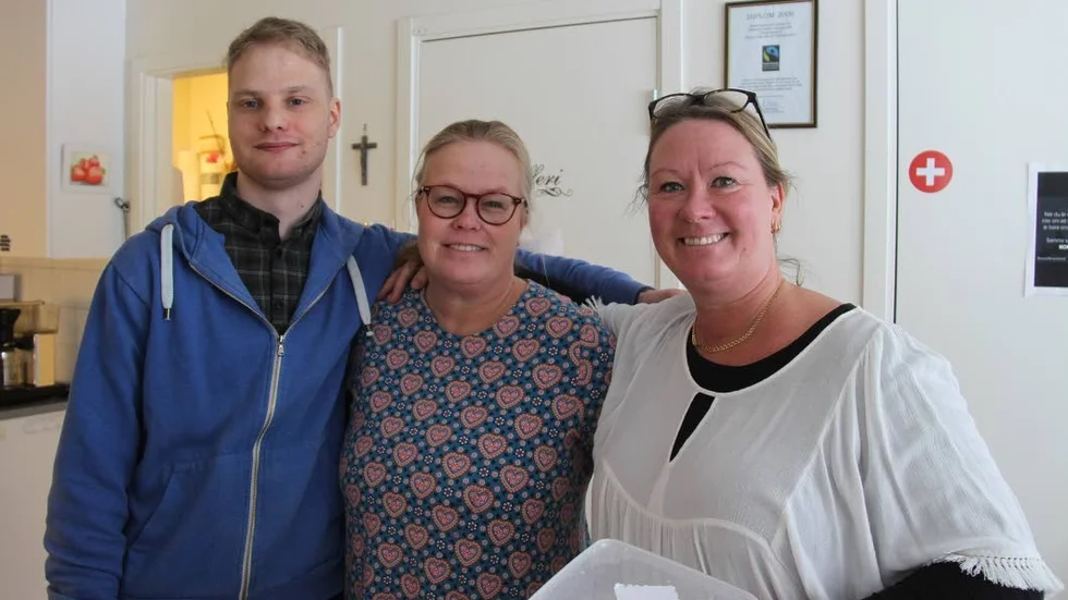Ungdomsledare Joakim Skoglund, husmor Mia Larsson och församlingsassistent Lotta Nyberg vid Kyrkcentrum i Hummelsta.