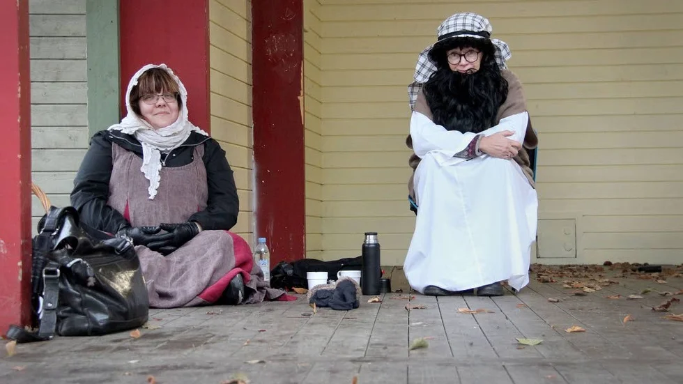 På olika platser i stan fanns bibliska figurer som slavarna måste hitta. Maria Lund, präst i Enköpings församling som Maria Magdalena och Maria Samuelsson, församlingsassistent, som Johannes väntar vid Skolparksscenen.